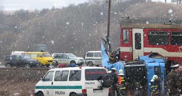 Srážka na nechráněném železničním přejezdu si vyžádala 12 životů. Šlo o cestující z autobusu, kteří jeli lyžovat do nedalekého zimního střediska. Cestující z vlaku vyvázli jen s lehkými poraněními.