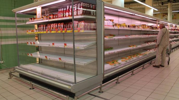 Poloprázdné chladící skříně v ruském supermarketu po zavedení sankcí na dovoz potravin ze Západu