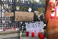 »Toto je válka,« vzkazují lidé u polské ambasády tamní vládě. Protestují proti zákazu potratů