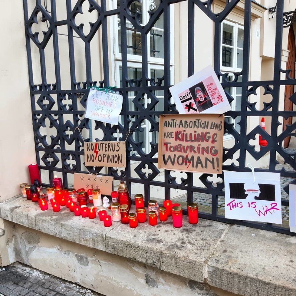 Na zdi polské ambasády se objevují vzkazy namířené proti tamní vládě a rozhodnutí polského ústavního soudu, který rozhodl, že přerušení těhotenství z důvodu poškození plodu odporuje ústavě.