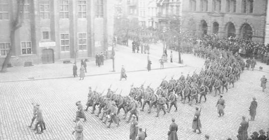 Polská armáda vstoupila do města Toruń, které se znovu stalo součástí Polska.