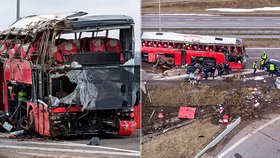 Při havárii autobusu na jihovýchodě&nbsp;Polska&nbsp;zahynulo&nbsp;v&nbsp;noci z pátka na sobotu nejméně&nbsp;šest&nbsp;lidí&nbsp;a další čtyři desítky utrpěly zranění.