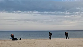 Lepkavá hmota zaplavila pobřeží.