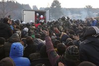 Po mladém migrantovi zemřel i polský voják. 11 mrtvých a zoufalství na hranicích s Běloruskem