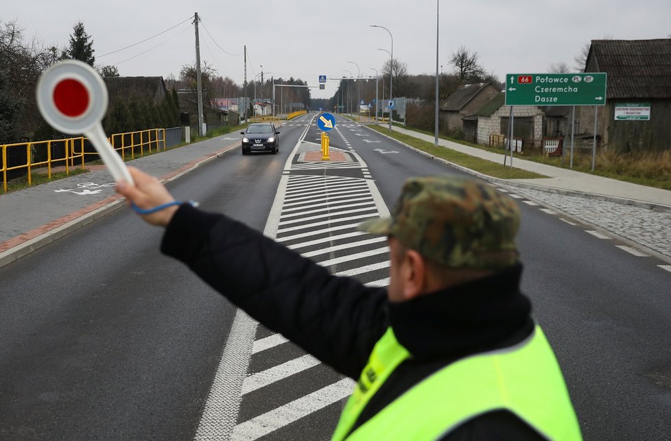 Silniční kontrola v Polsku poblíž hranic s Běloruskem