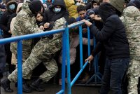 Přijměte 2000 migrantů, chce dál Lukašenko po EU. Dav se znovu pokusil překonat hranici