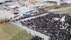 Migranti na hraničním přechodu Bruzgi-Kuznica mezi Běloruskem a Polskem