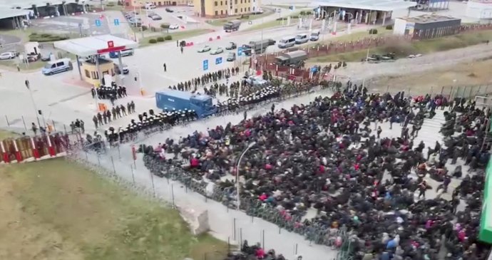 Migranti na hraničním přechodu Bruzgi-Kuznica mezi Běloruskem a Polskem