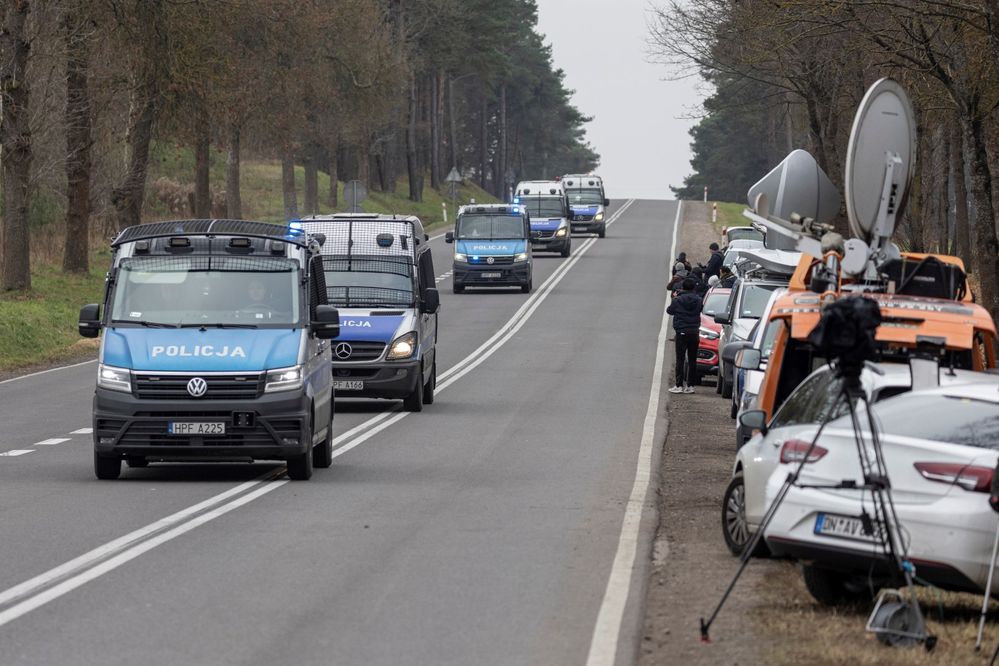 Polská policie míří na hraniční přechod Bruzgi-Kuznica, kde se shromažďují migranti.