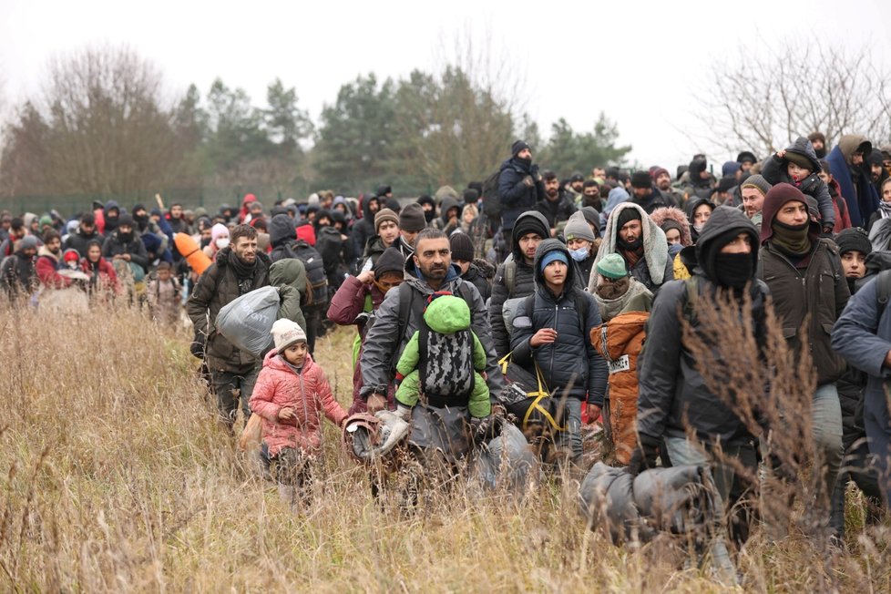 Migranti na hraničním přechodu Bruzgi-Kuznica mezi Běloruskem a Polskem.