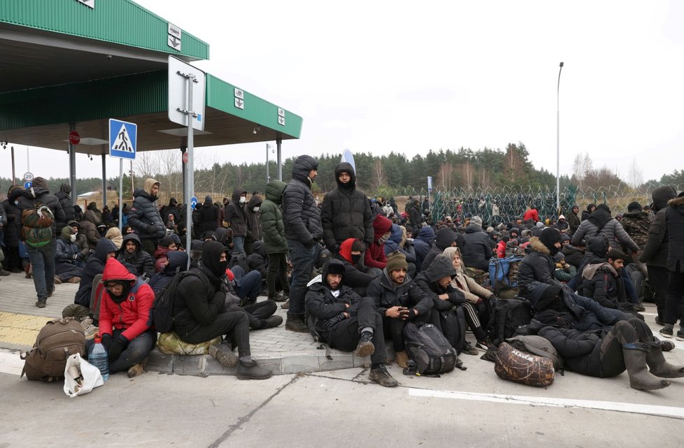 Migranti na hraničním přechodu Bruzgi-Kuznica mezi Běloruskem a Polskem.