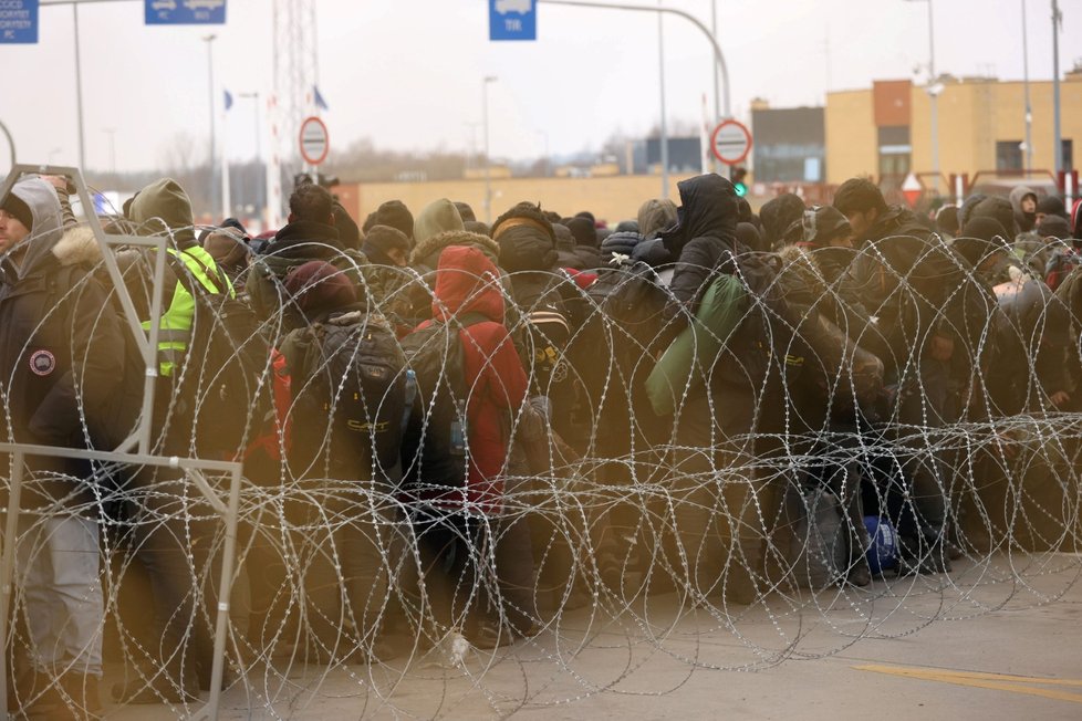 Migranti na hraničním přechodu Bruzgi-Kuznica mezi Běloruskem a Polskem.