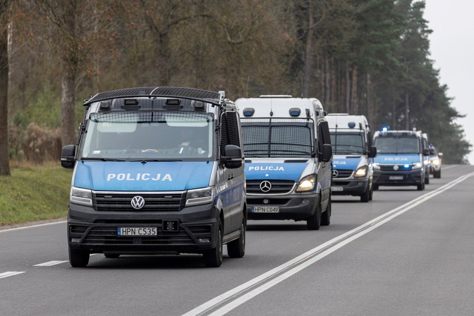 Polská policie míří na hraniční přechod Bruzgi-Kuznica, kde se shromažďují migranti.