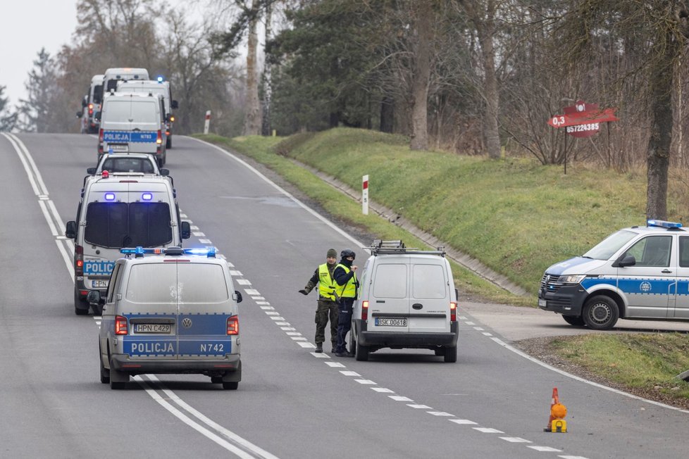 Polská policie míří na hraniční přechod Bruzgi-Kuznica, kde se shromažďují migranti.