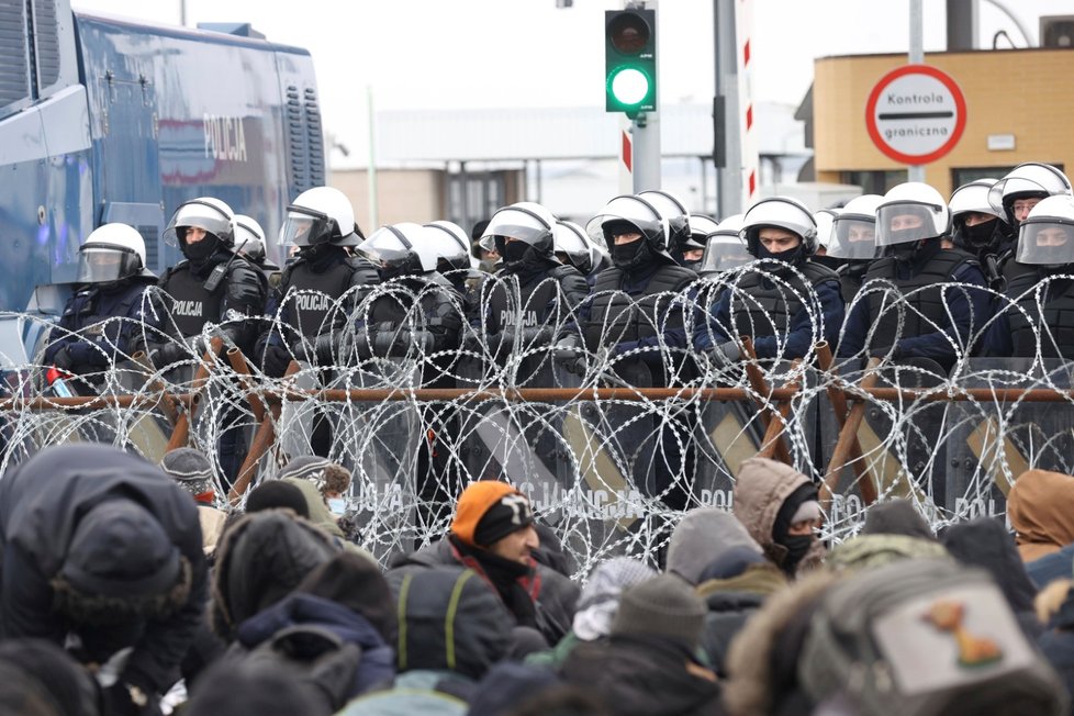 Migranti na hraničním přechodu Bruzgi-Kuznica mezi Běloruskem a Polskem.