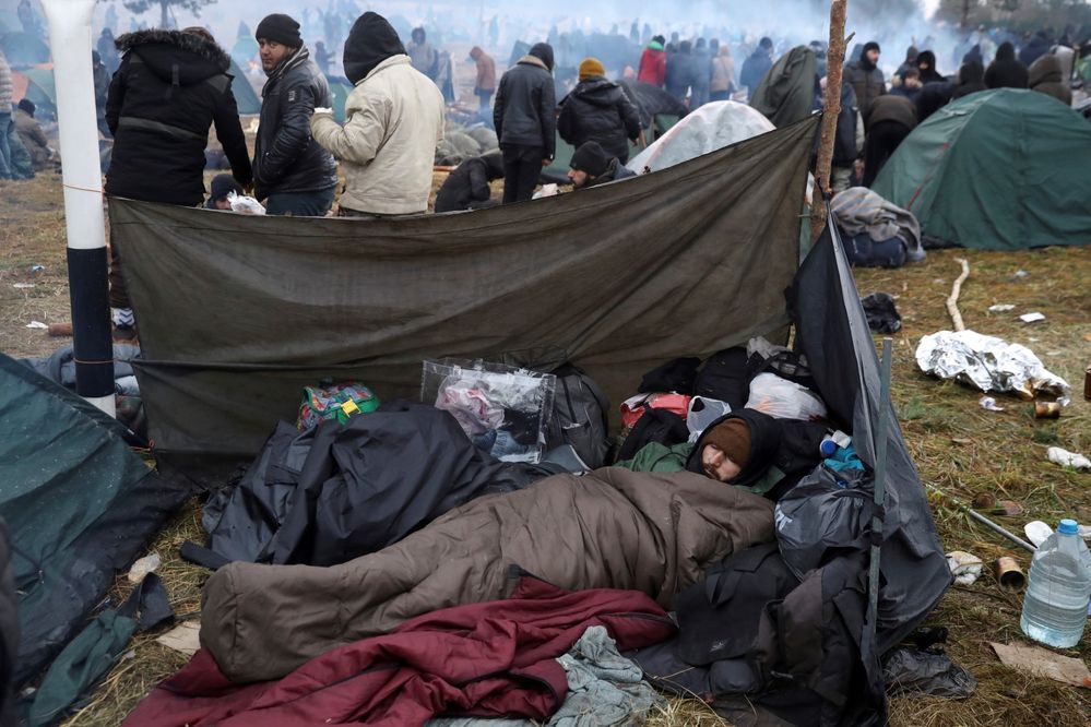 Většina migrantů se přesunula do speciálního střediska nedaleko hranic.