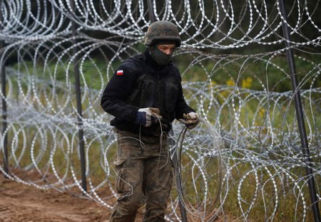 Polska zbudowała ogrodzenie z drutu kolczastego na granicy z Białorusią.