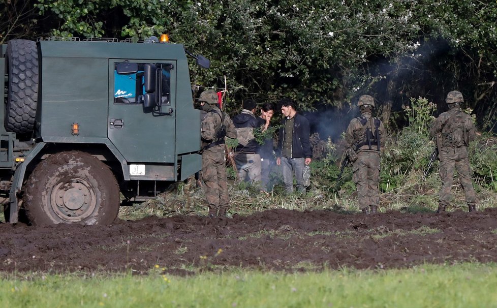 Migranti na hranici mezi Polskem a Běloruskem živoří v děsivých podmínkách.