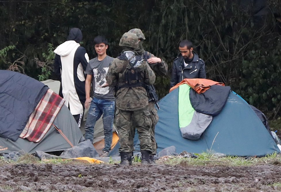 Migranti na hranici mezi Polskem a Běloruskem živoří v děsivých podmínkách.