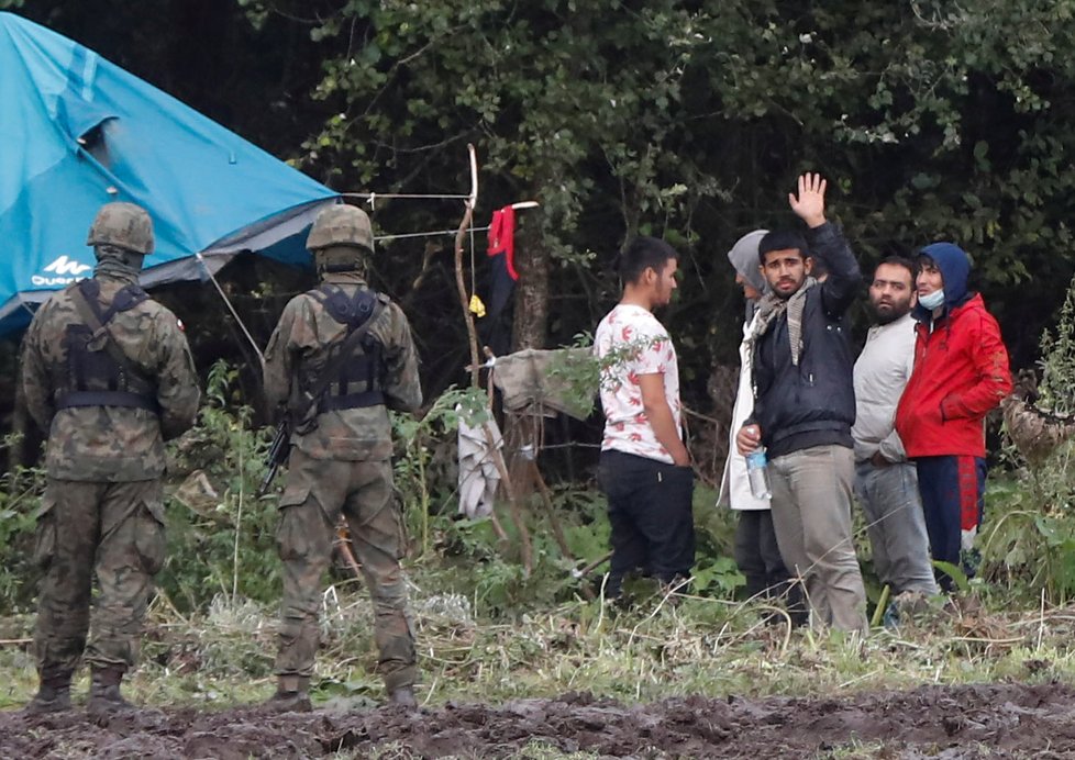 Migranti na hranici mezi Polskem a Běloruskem živoří v děsivých podmínkách.