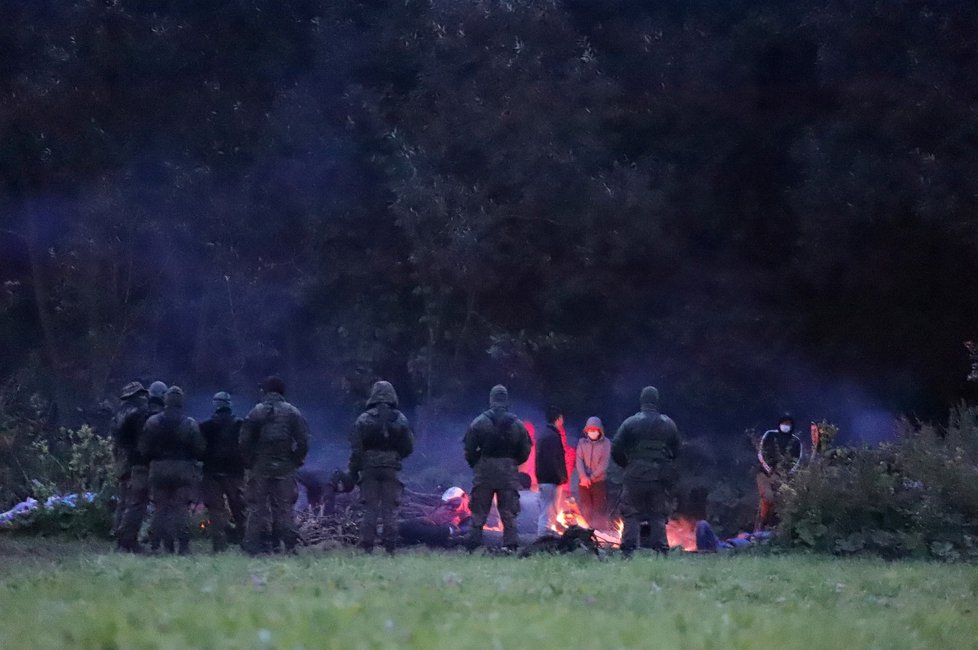 Migranti na hranici mezi Polskem a Běloruskem živoří v děsivých podmínkách.