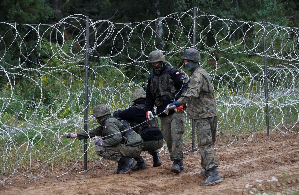 Polsko postavilo na hranicích s Běloruskem plot z ostnatých drátů.