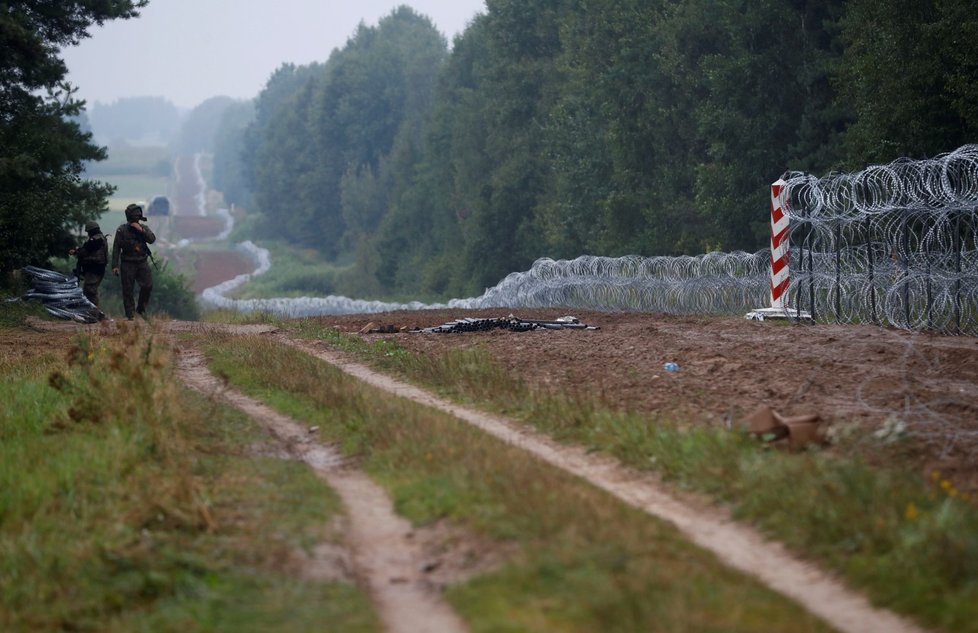 Polsko postavilo na hranicích s Běloruskem plot z ostnatých drátů.