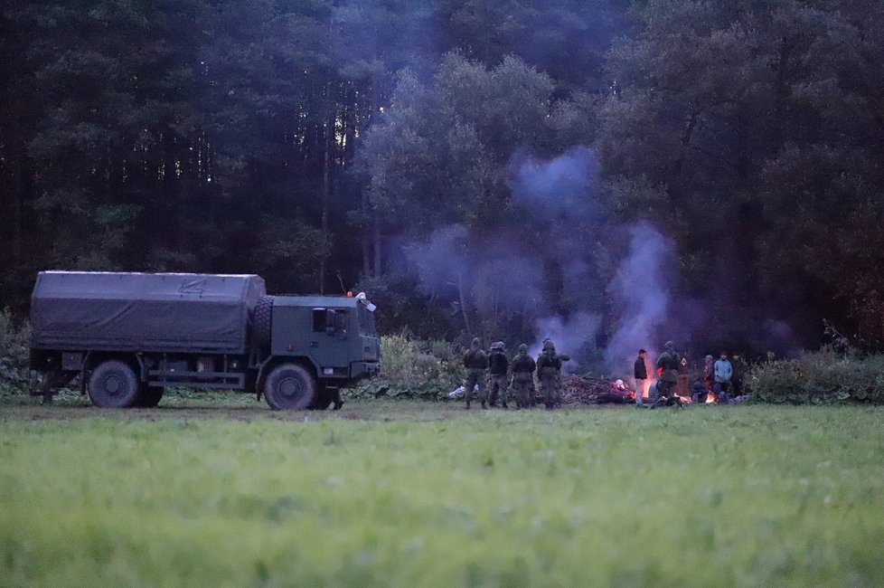 Migranti na hranici mezi Polskem a Běloruskem živoří v děsivých podmínkách.