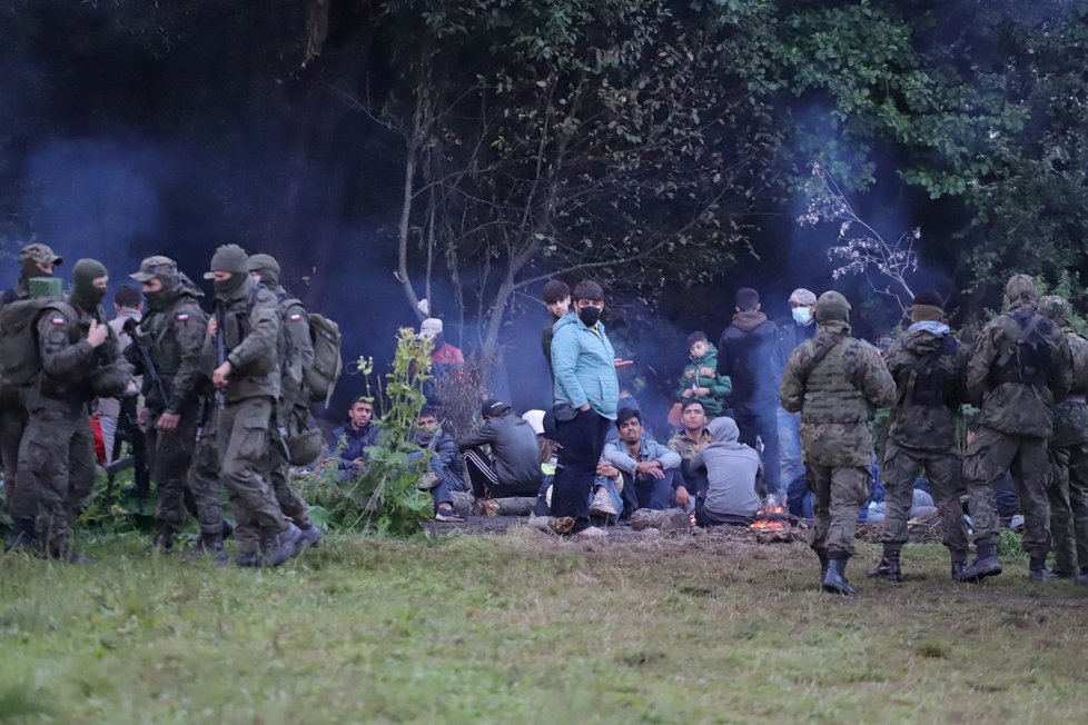 Migranti na hranici mezi Polskem a Běloruskem živoří v děsivých podmínkách.