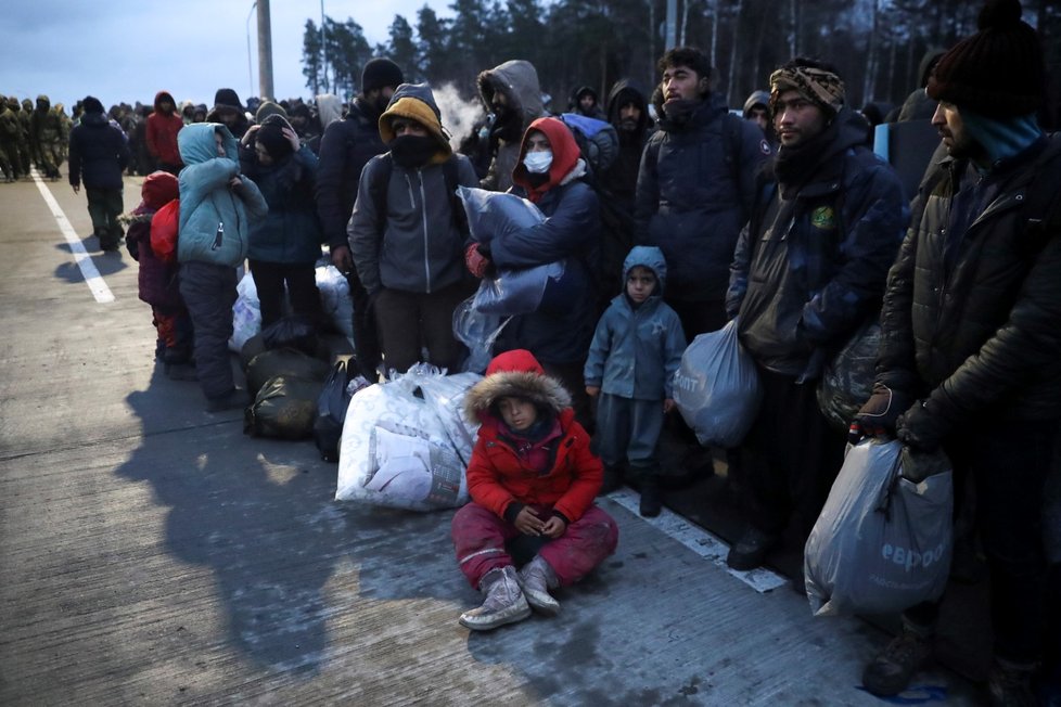 Většina migrantů se přesunula do speciálního střediska nedaleko hranic.