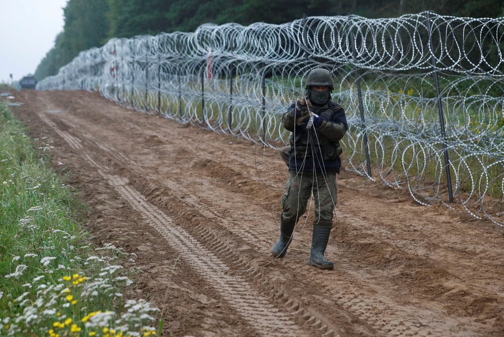 Polsko postavilo na hranicích s Běloruskem plot z ostnatých drátů.