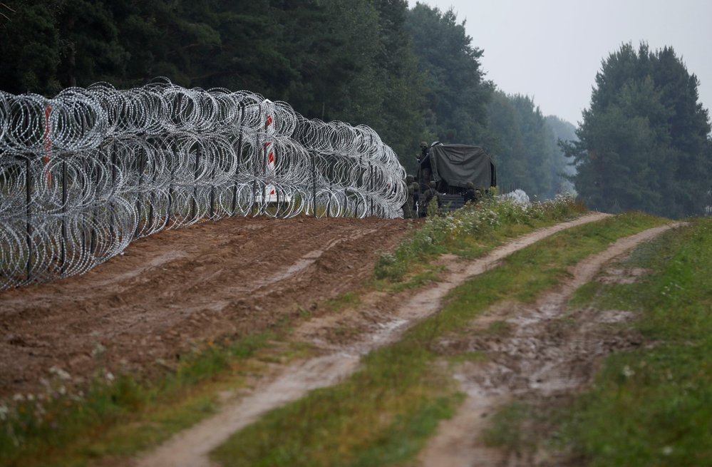 Polsko postavilo na hranicích s Běloruskem plot z ostnatých drátů.