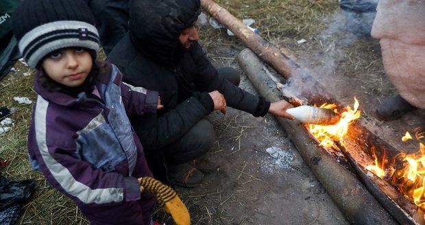 100 migrantů chtělo prorazit polskou hranici: Napadli vojáky, tři děti skončily v nemocnici