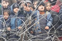 Ženy a děti vojáci tlačí přes plot. Lukašenko tlak stupňuje, migranti zvažují cestu skrz Česko
