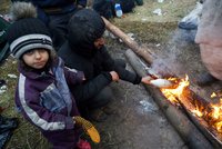 100 migrantů chtělo prorazit polskou hranici: Napadli vojáky, tři děti skončily v nemocnici