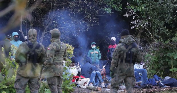 Žena umírá na hranicích před zraky svých 5 dětí?! O migranty se Polsko a Bělorusko dál přou