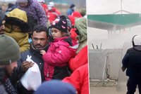 Migranti zaútočili na hranicích: Polsko nasadilo slzný plyn a vodní děla, napětí stoupá