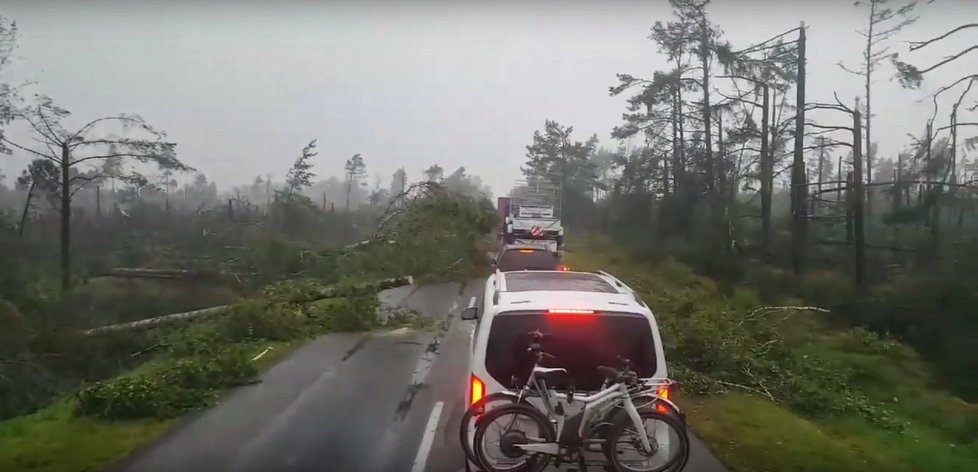 Obrovský polom kolem polské obce Suszek. V táboře nedaleko zemřely po pádu stromu na stan dvě skautky.