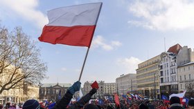 Poláci si osvojují protest s červenými kartami, se kterým mají Češi už výraznou zkušenost.