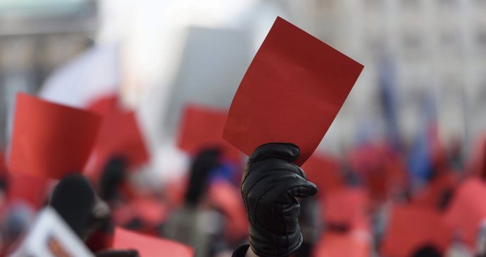 Poláci si osvojují protest s červenými kartami, se kterým mají Češi už výraznou zkušenost.