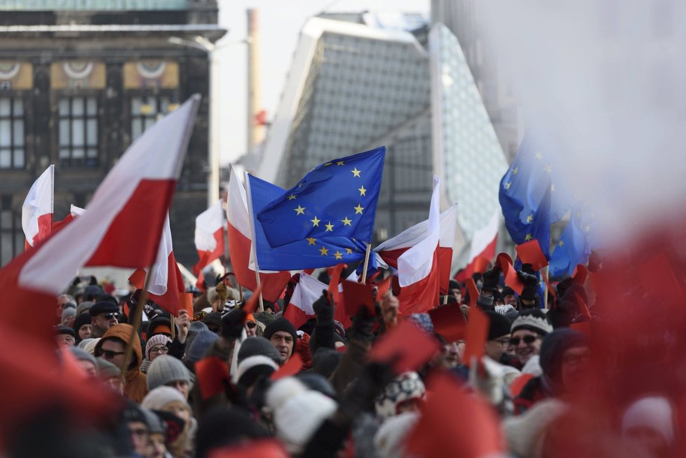 Poláci si osvojují protest s červenými kartami, se kterými mají Češi už výraznou zkušenost.