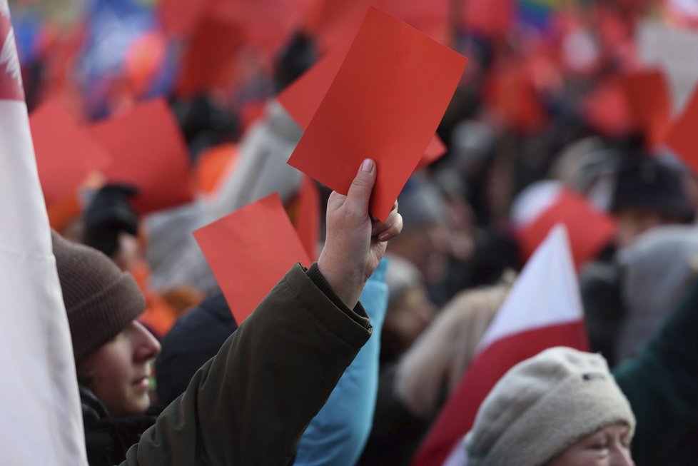 Poláci si osvojují protest s červenými kartami, se kterými mají Češi už výraznou zkušenost.