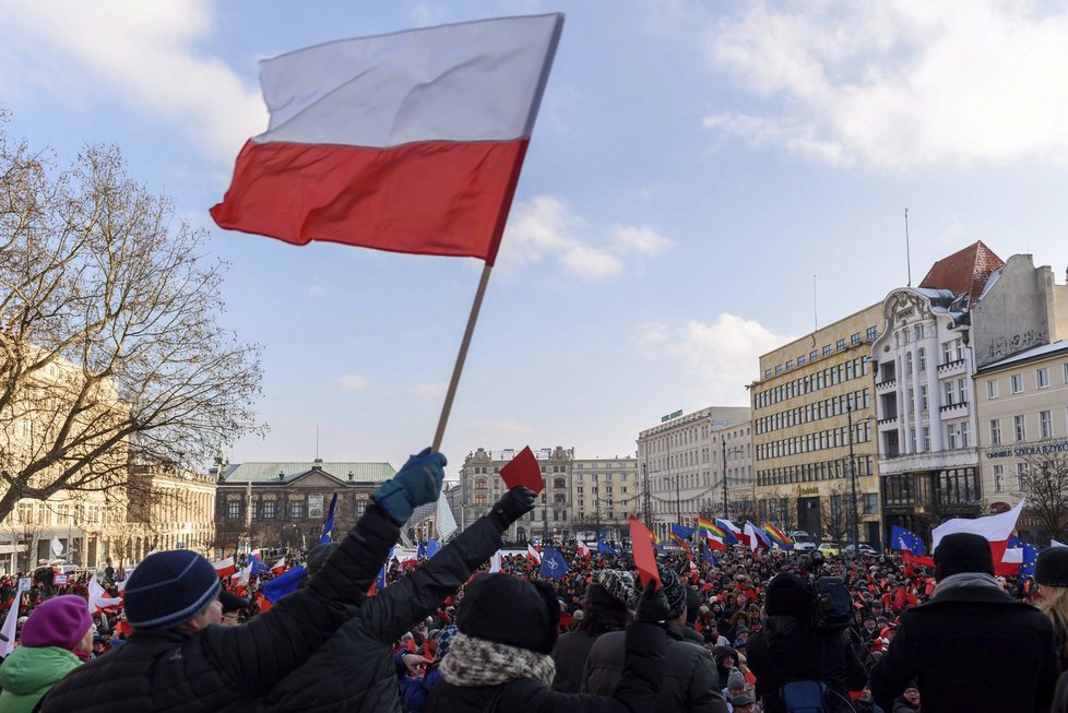 Poláci si osvojují protest s červenými kartami, se kterými mají Češi už výraznou zkušenost.