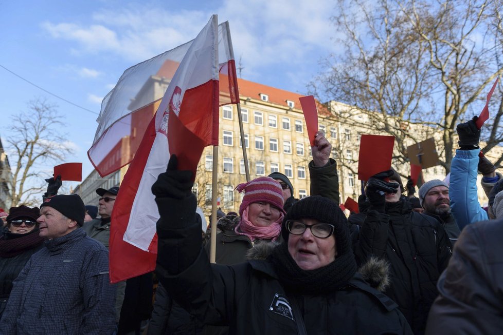 Poláci si osvojují protest s červenými kartami, se kterým mají Češi už výraznou zkušenost