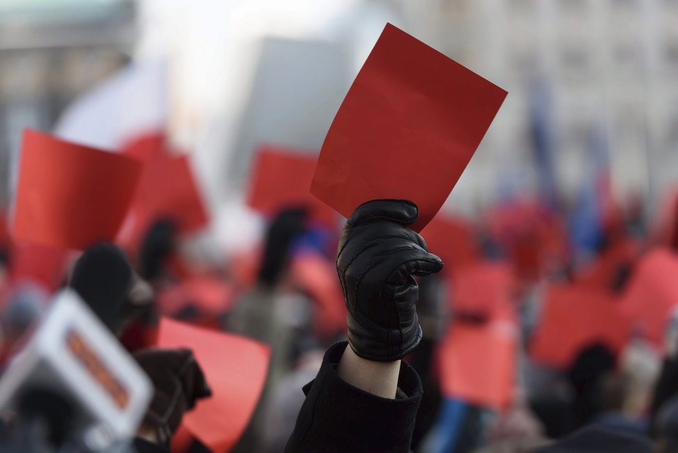 Poláci si osvojují protest s červenými kartami, se kterým mají Češi už výraznou zkušenost.