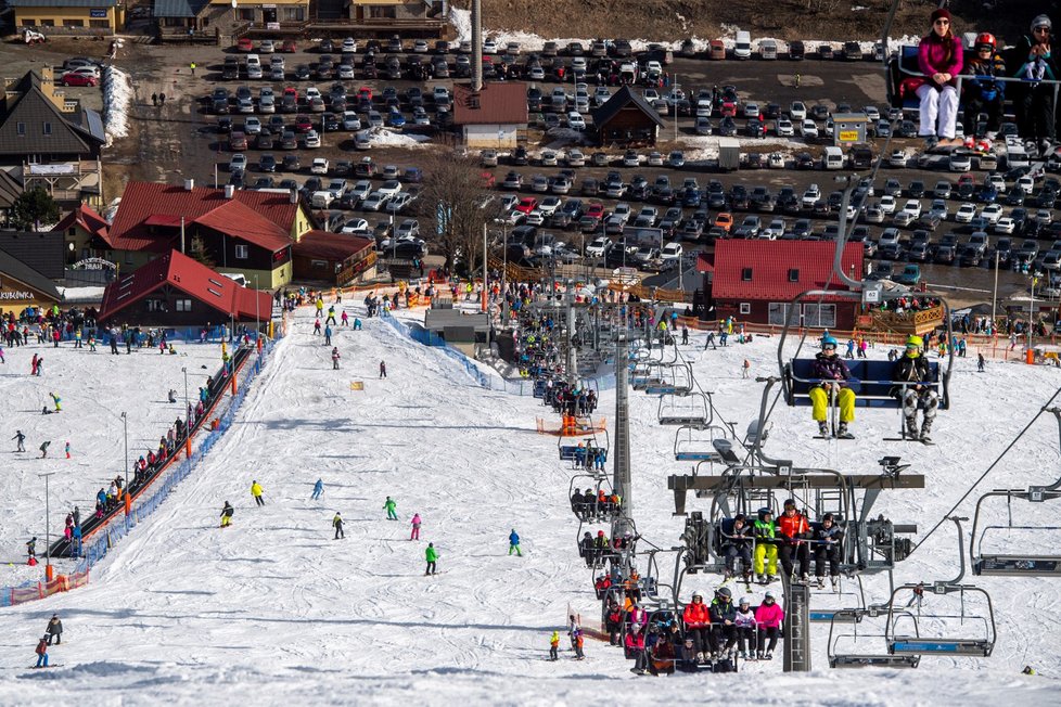 Lidé lyžují v polském areálu Zieleniec. Do zimního střediska, které je nedaleko Šerlichu v Orlických horách, jezdí lyžovat i Češi (25. 2. 2021)