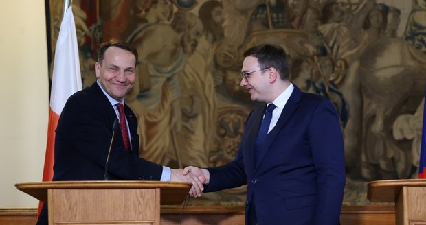 Polsko Putinovi k vítězství gratulovat nebude, řekl po setkání s Lipavským jeho polský protějšek Sikorski