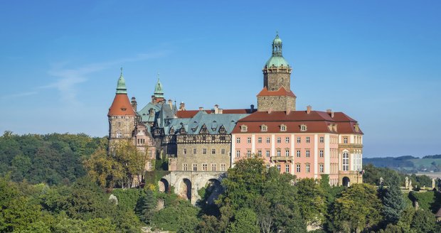 Zámek Ksiaz leží na skalnatém ostrohu nad údolím. Za války tu mělo být Hitlerovo sídlo.