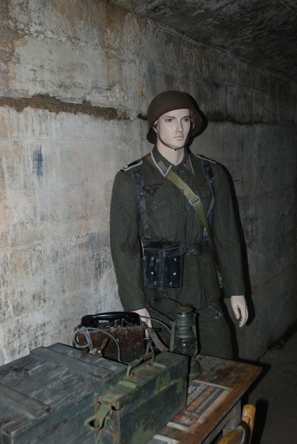V podzemním městě najdete hned několik míst s původní nacistickou výzbrojí nalezenou v tunelech. Řadu z nich už sežrala rez, jiné se ještě drží.
