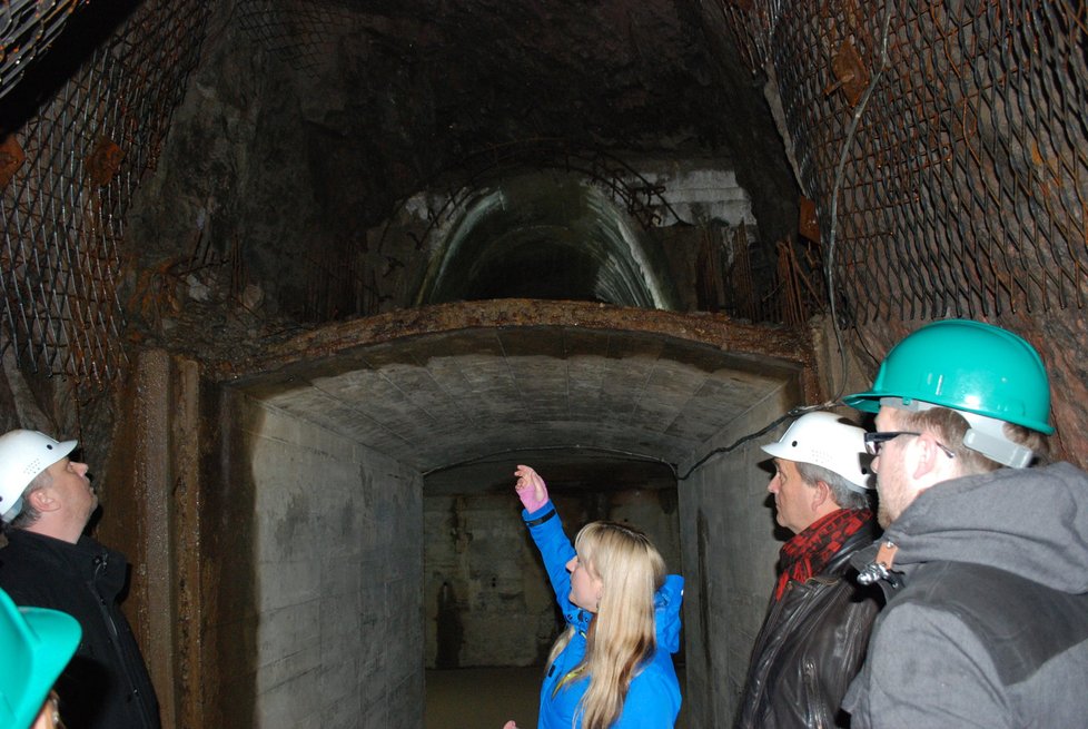 Průvodkyně ukazuje na dokončeném kousku podzemí, že uvnitř chodby mělo vzniknout hned několik funkčních pater.
